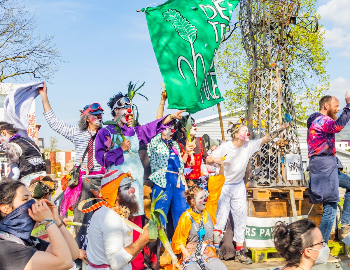 Clownerie de lutte Des clown lors d'une manifestation contre l'extension d'une usine du fabricant ST Micro-Electronics à Bernin le 30 mars 2025