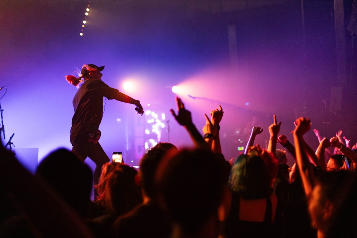 Vibrer avec le public La chanteuse Thea face à son public lors d'un concert dans la salle du Fil à Saint-Etienne le 24 mai 2025
