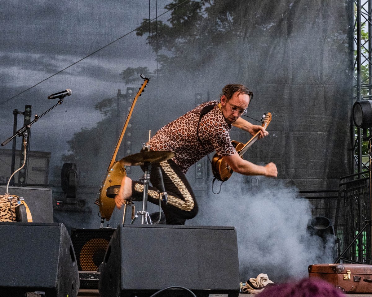 Homme orchestre Le guitariste de Picon mon amour sur la scène du CrashMusette à la Voulte-sur-Rhône